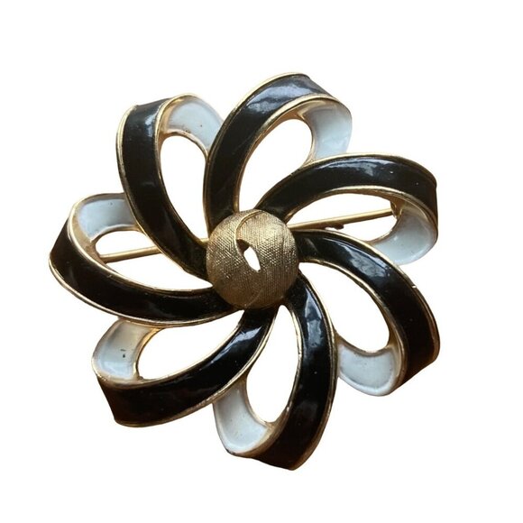 Crown Trifari Vintage Flower Brooch Pin Black White Enamel Pinwheel Gold Tone - Picture 1 of 7
